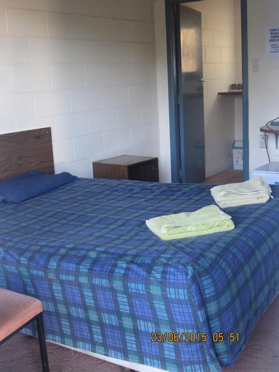 Bj'S Budget Motor Inn Hamilton Room photo